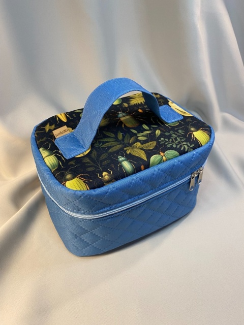 Kosmetyczka robaczki i błękit rozmiar M