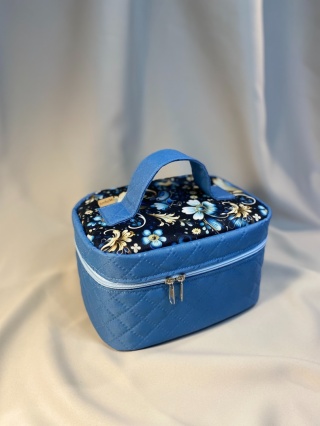 Kosmetyczka zimowe kwiaty i błękit rozmiar M