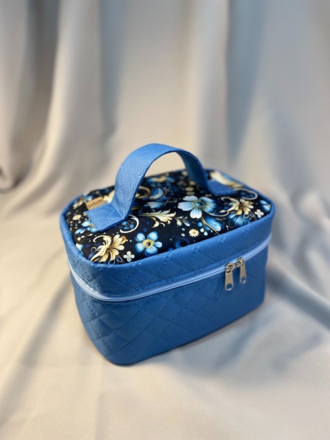 Kosmetyczka zimowe kwiaty i błękit rozmiar M