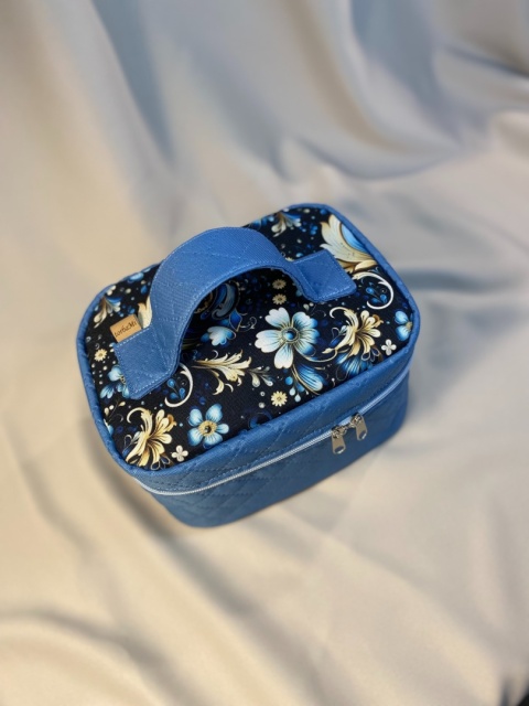 Kosmetyczka zimowe kwiaty i błękit rozmiar M