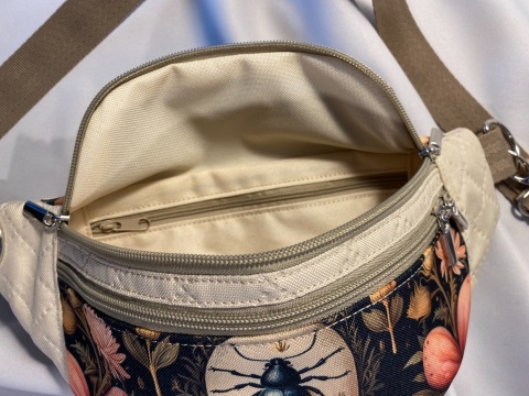 Nerka z tkanin wodoodpornych Żuczki i wanilia rozmiar M